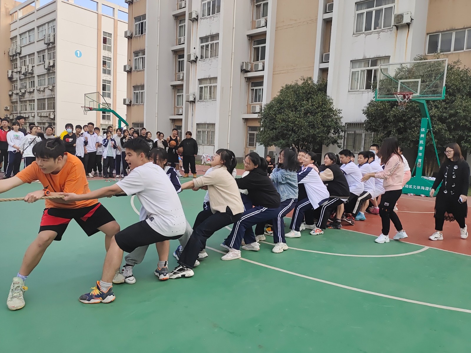 杭州中考复读学校三联中复开展趣味拔河比赛活动